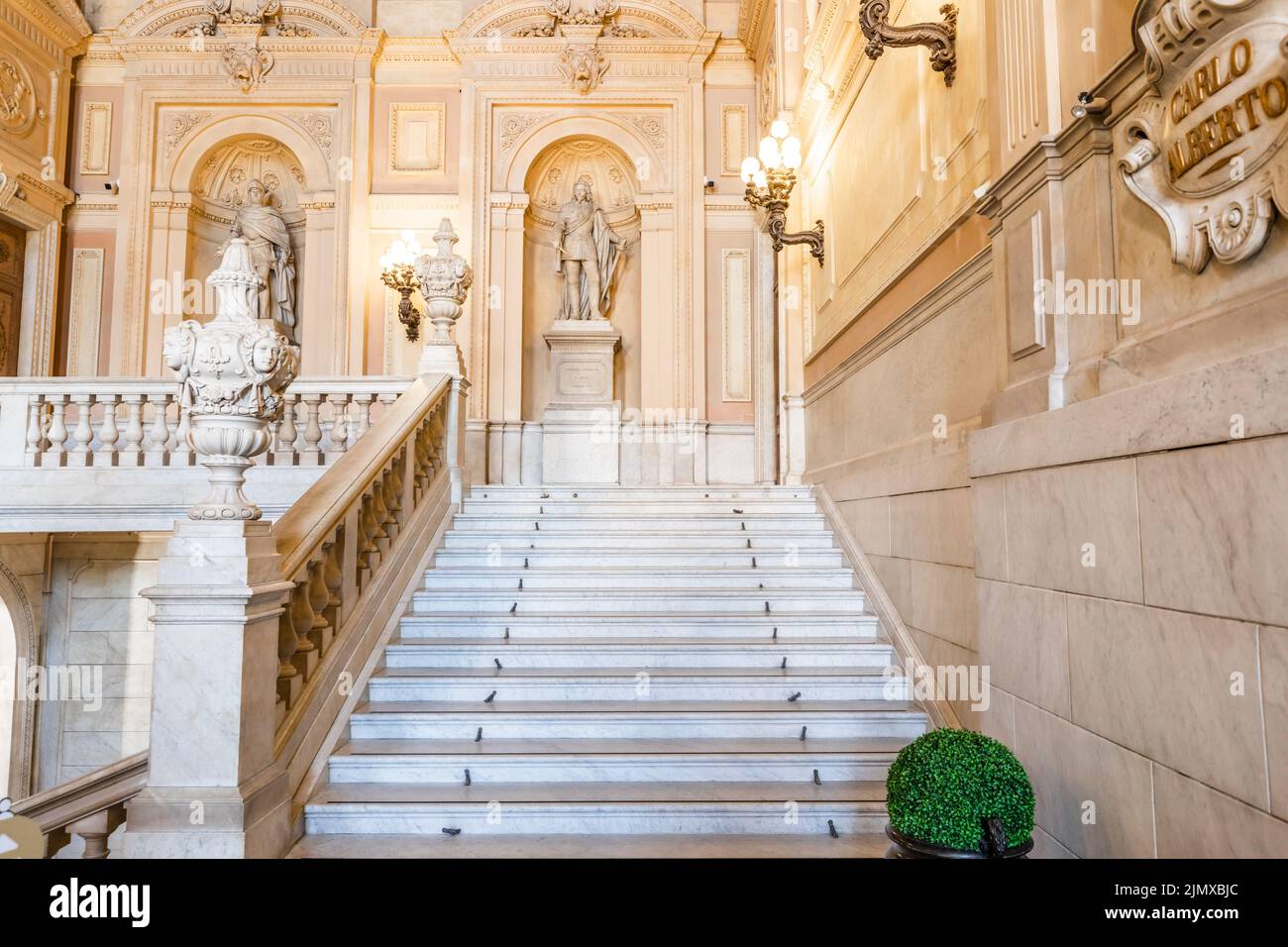 Scala in marmo in palazzo storico con interni di lusso - Palazzo reale Savoia, Torino, Italia Foto Stock