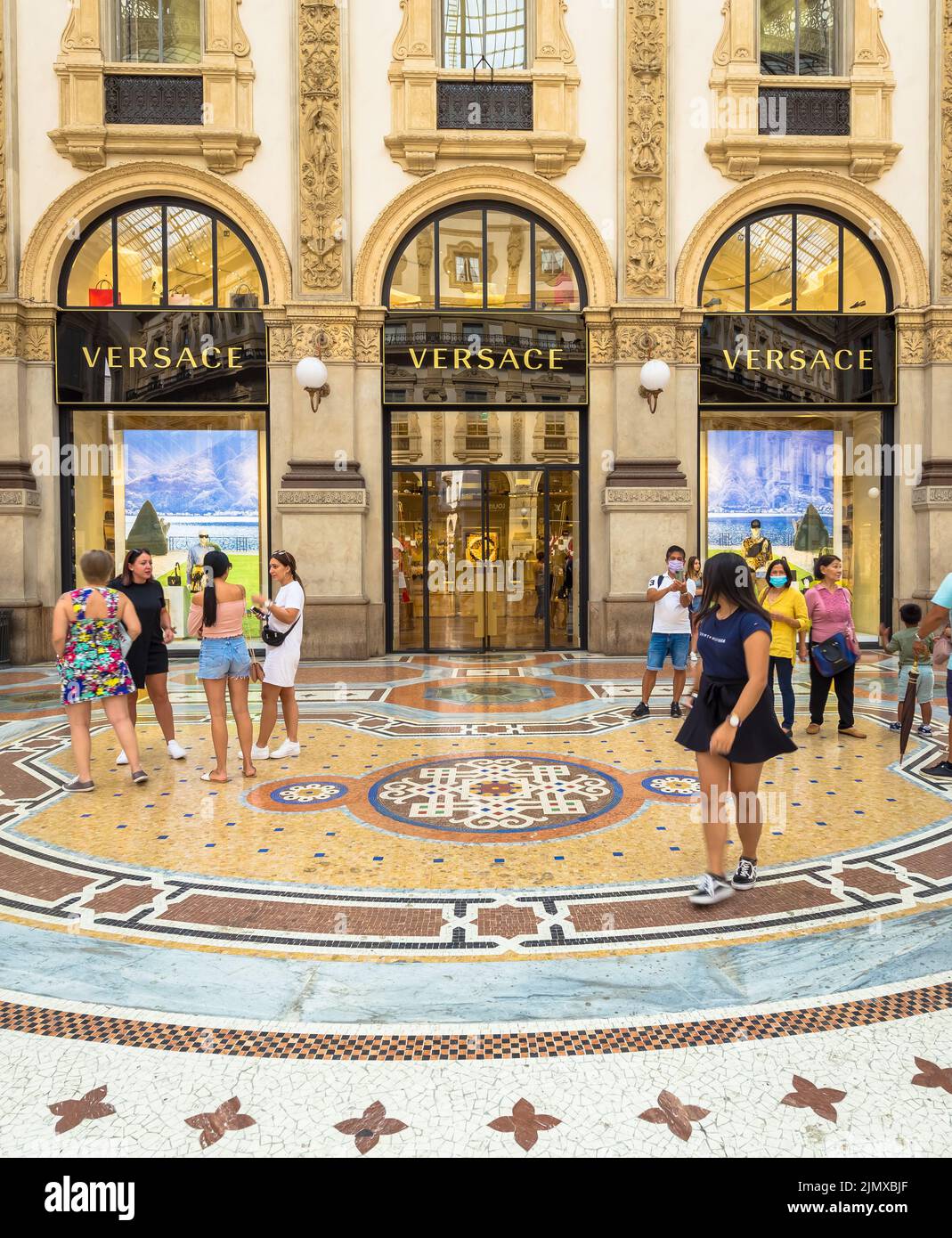Shopping di moda a Milano. Persone che camminano di fronte ad una famosa boutique di lusso. Foto Stock