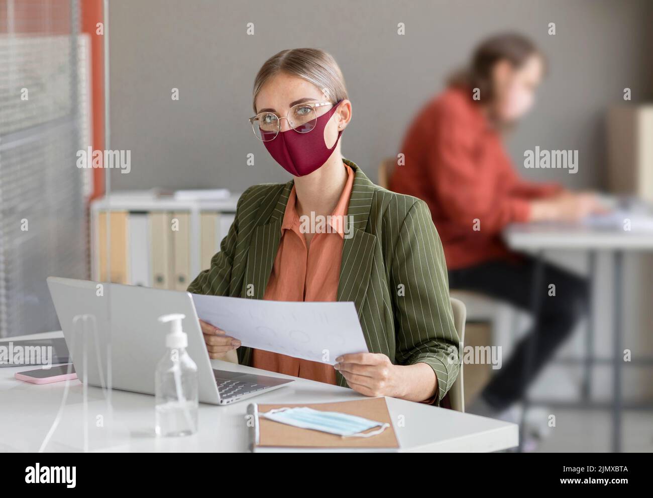 Colleghi che indossano maschera lavoro Foto Stock