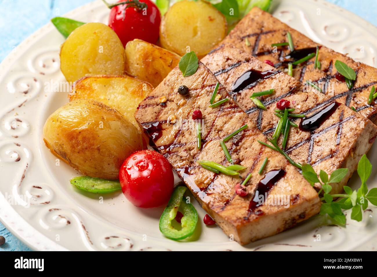 Bistecche di tofu con verdure da vicino. Foto Stock