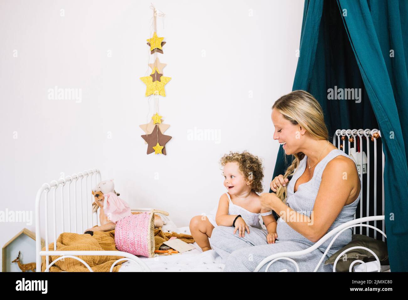 Letto bambino madre in gravidanza allegro Foto Stock