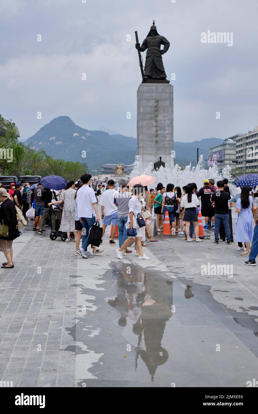 La gente visita recentemente ricostruita Piazza Gwanghwamun nel centro di Seoul, Corea del Sud, il 7 agosto 2022 Foto Stock