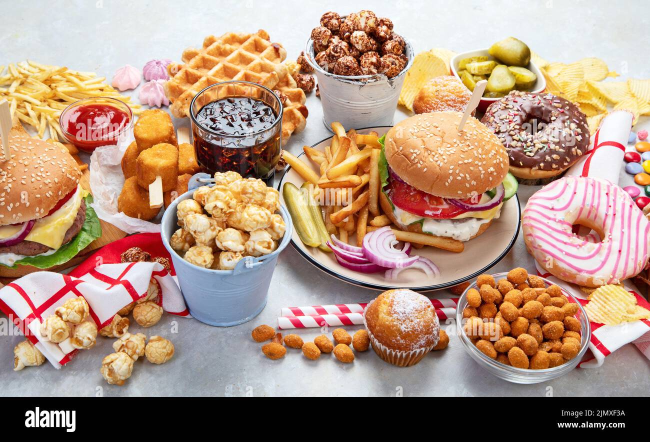Vari di cibo americano, patatine fritte, hamburger, pepite, hotdog,  patatine, popcorn, salse su sfondo bianco, vista dall'alto Foto stock -  Alamy