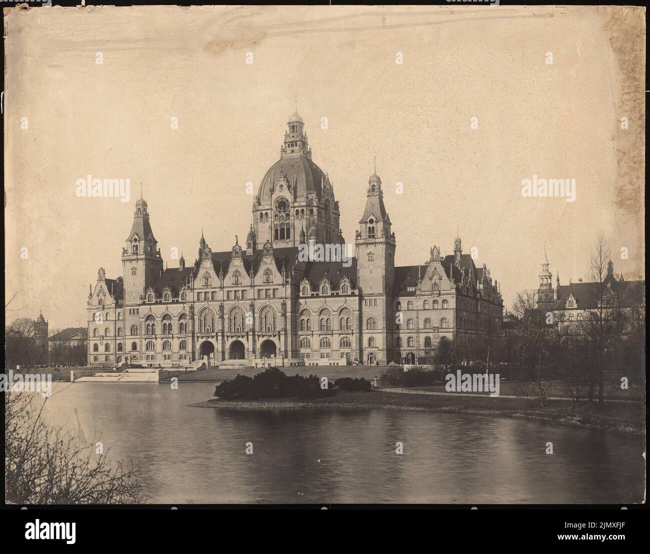 Eggert Hermann (1844-1920), municipio di Hannover (1913): Vista sul fronte sud. Foto su cartone, 64,9 x 82,9 cm (compresi i bordi di scansione) Eggert Hermann (1844-1920): Rathaus, Hannover Foto Stock