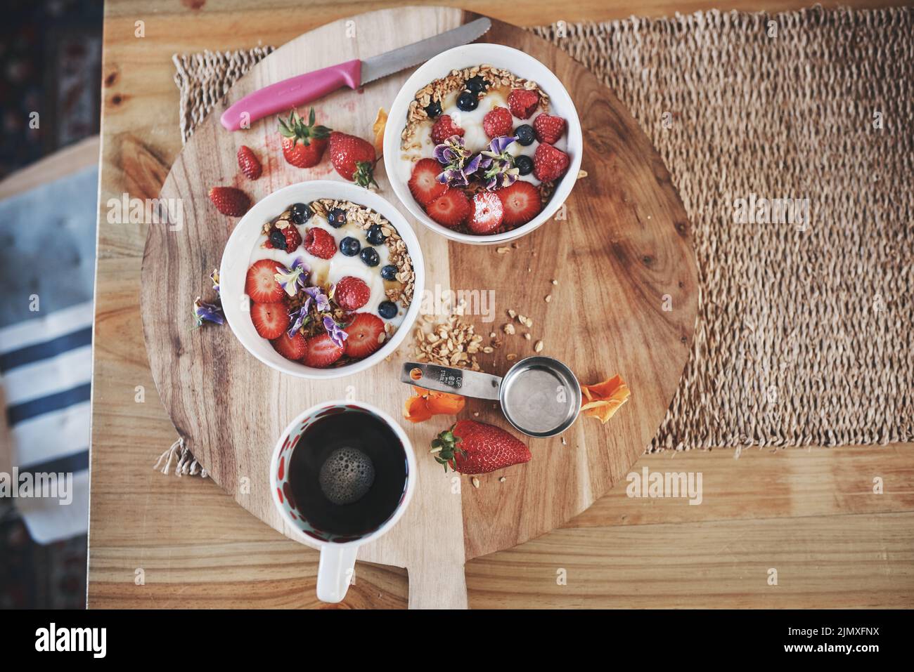 Con la salubrità arriva felicità. Una sana colazione su un tavolo a casa. Foto Stock Con la salubrità arriva felicità. Una sana colazione su un tavolo a casa. Foto Stock
