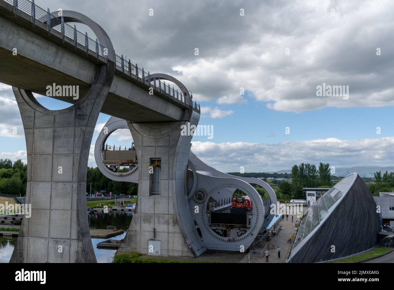 Vista dell'ascensore idraulico Falkirk Wheel che trasporta una barca dal canale inferiore a quello superiore Foto Stock