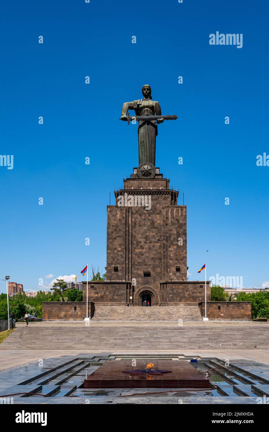 Madre Armenia donna statua con spada, architettura sovietica a Yerevan, Armenia Foto Stock