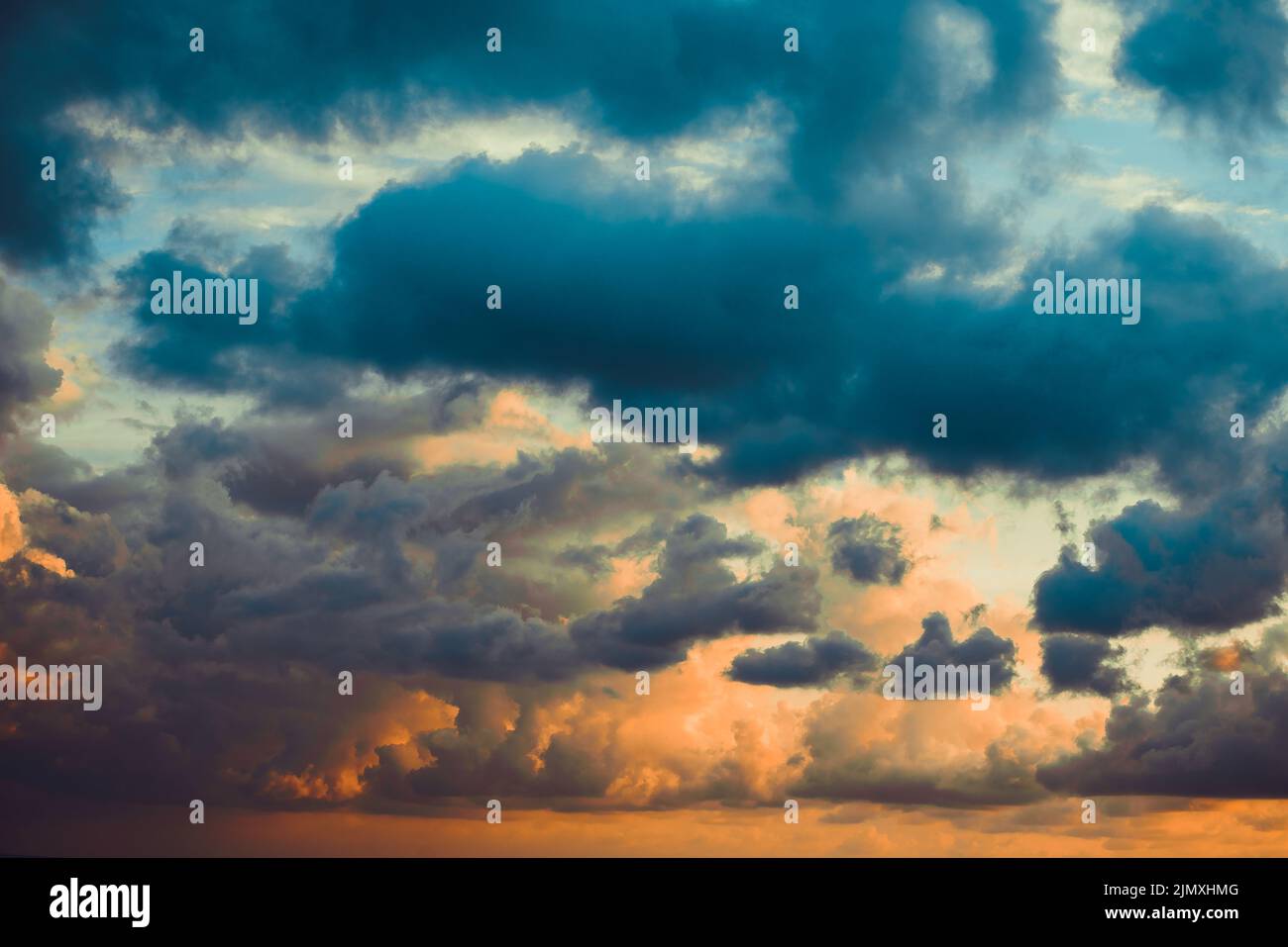 Fantastico tramonto colorato con cielo nuvoloso Foto Stock
