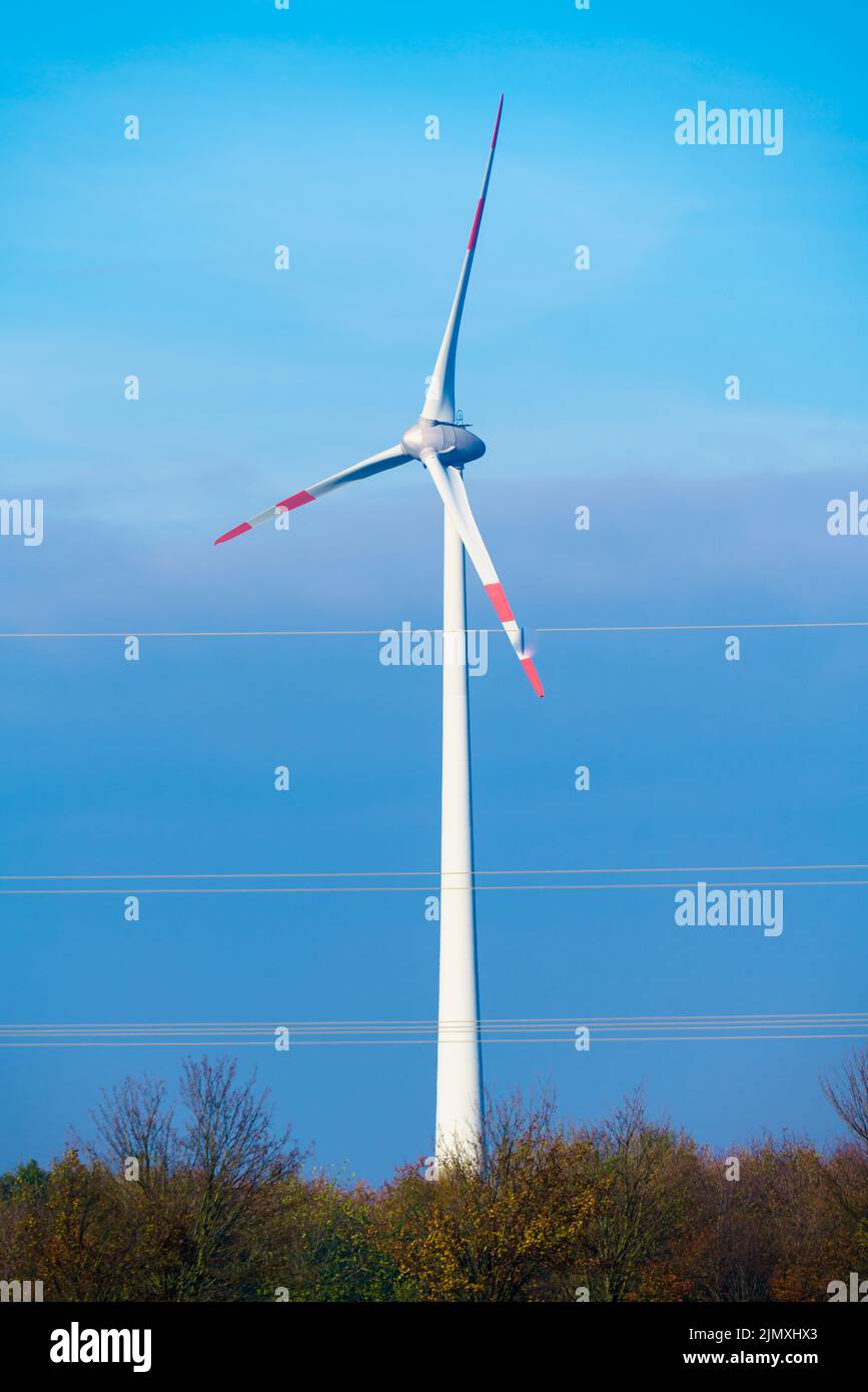 Mulini a vento turbine eoliche generatori di energia di fattoria. Produzione di energia verde rinnovabile Foto Stock