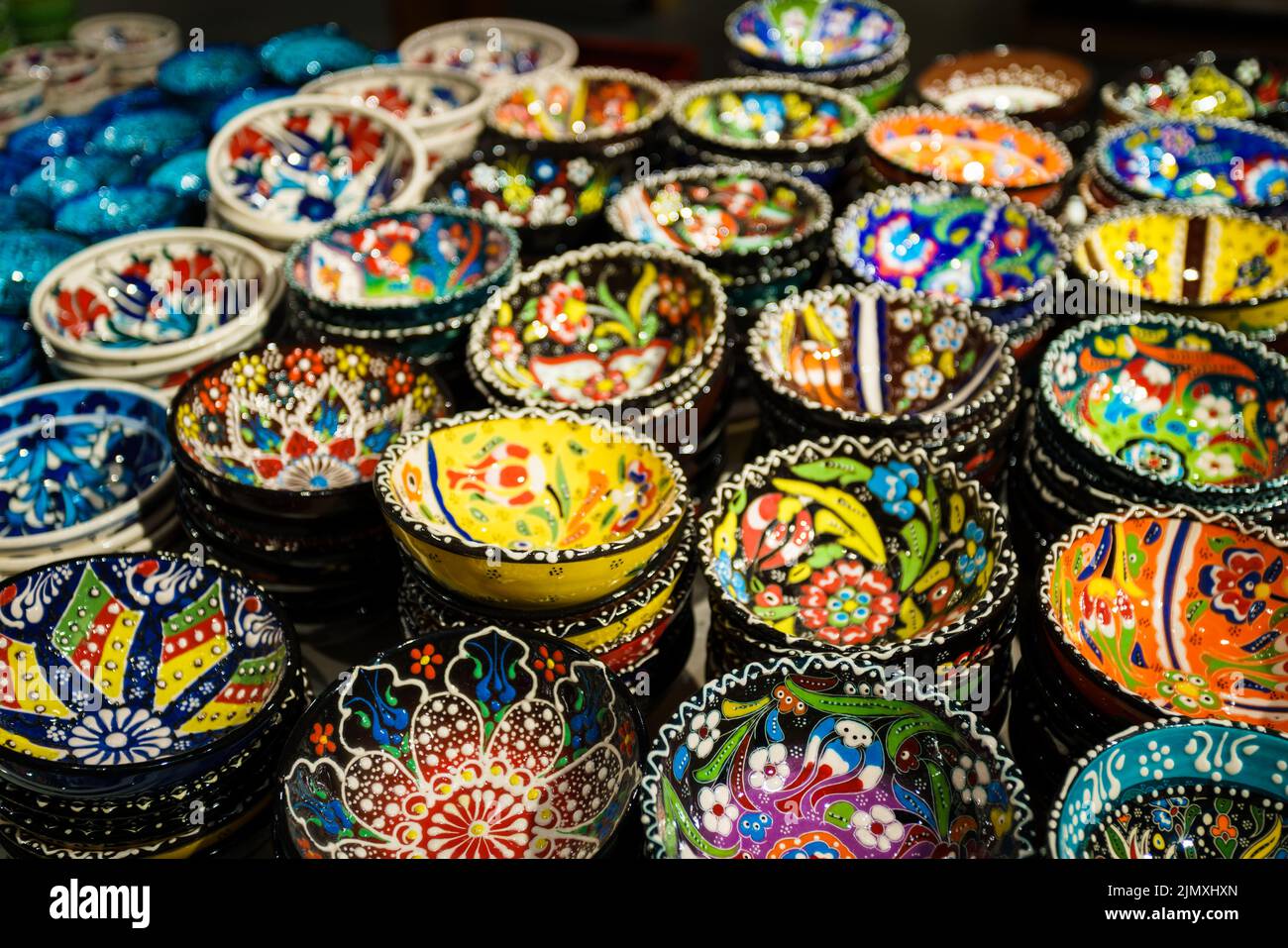 Ceramiche classiche e tradizionali turche colorate sul Grand Bazaar di Istanbul. Istambul, Turchia Foto Stock