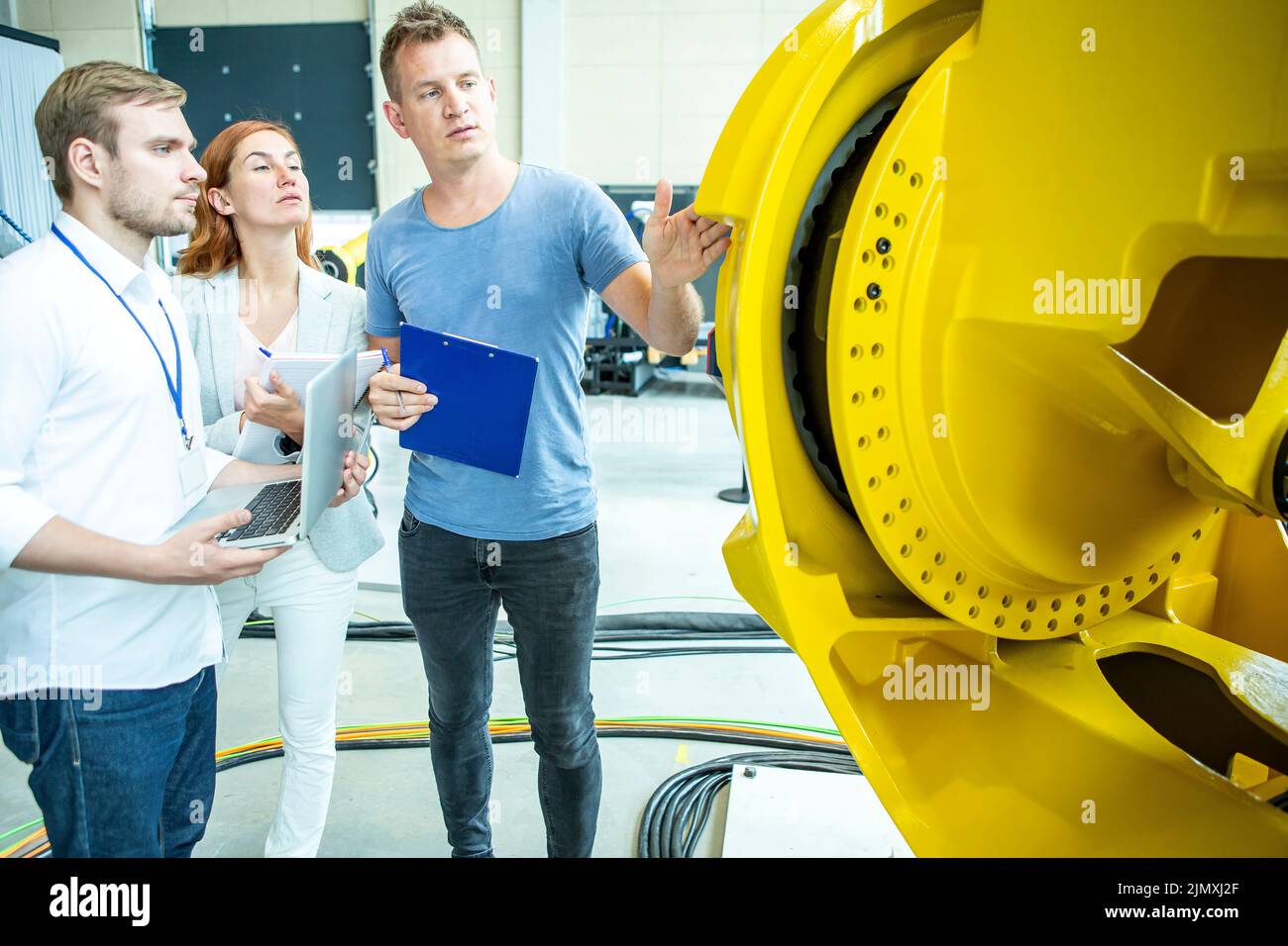 Gli ingegneri ispezionano il robot industriale Foto Stock