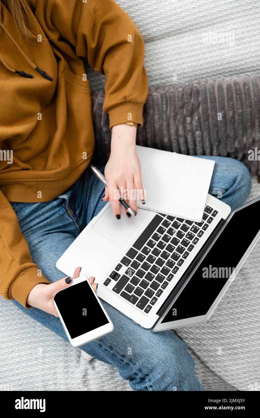 Donna che lavora notebook Foto Stock