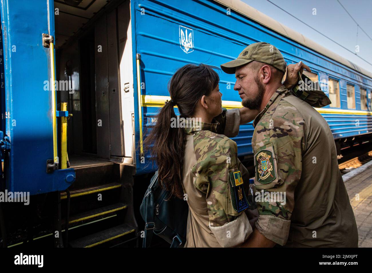 Il soldato ucraino Vova (L) saluta Tanya (R) nell'esercito prima di partire a Dnipro alla stazione ferroviaria di Pokrovsk. In mezzo ai combattimenti intensificati nella parte orientale dell'Ucraina, l'Ucraina orientale sta ora intensificando la sua evacuazione civile, poiché milioni di famiglie ucraine stanno evacuando dalla guerra più vicina e più stretta, poiché molte di loro saranno ricollocate nella parte occidentale del paese.secondo le Nazioni Unite, Almeno 12 milioni di persone sono fuggite dalle loro case dall'invasione russa dell'Ucraina, mentre sette milioni di persone sono sfollate all'interno del paese. (Foto di Alex Chan Tsz Yuk / Foto Stock