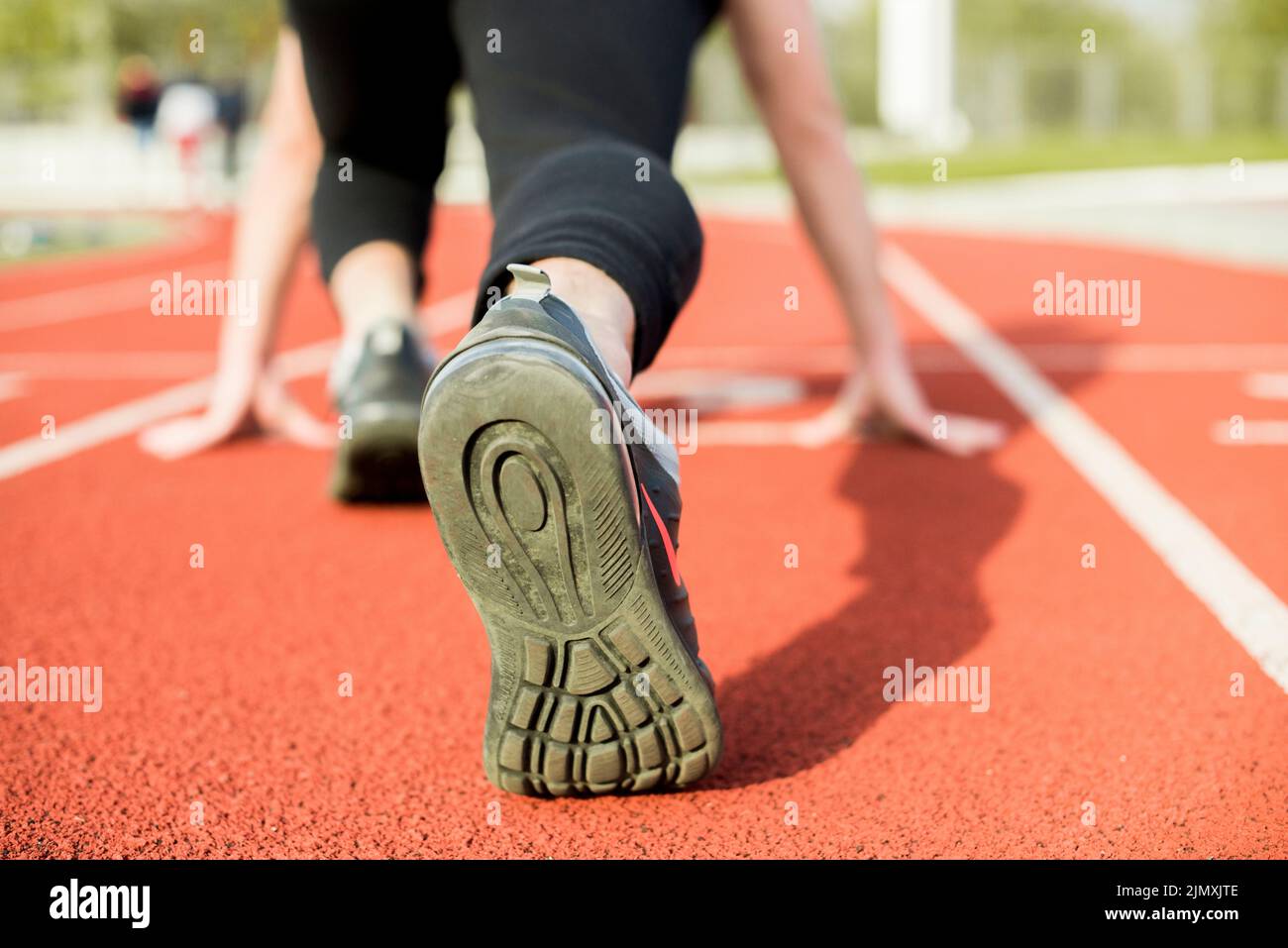 Giovane donna runner preparazione pista Foto Stock