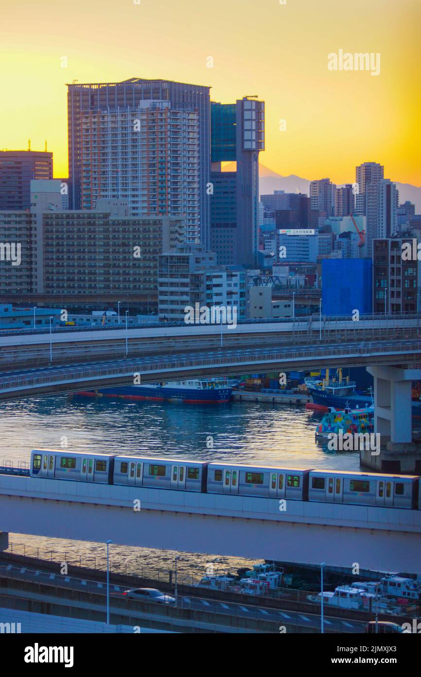 Yurikamome Tokyo Waterfront nuova linea costiera traffico e la sera Foto Stock