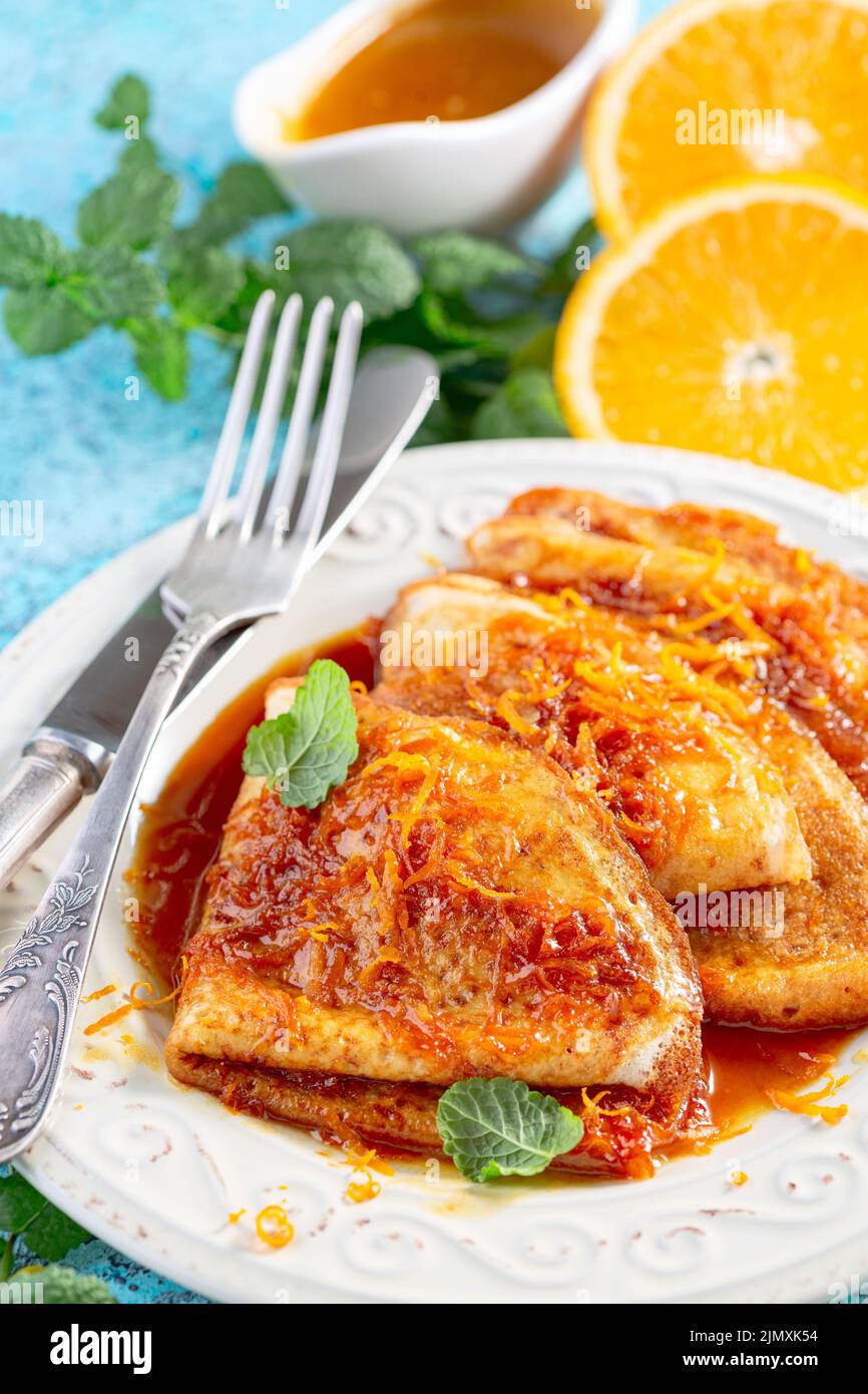 Suzette sottile crepes. Cucina francese. Foto Stock