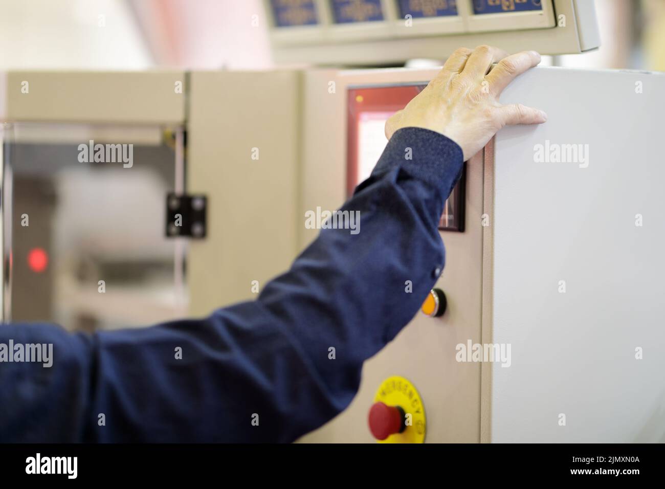 L'operatore controlla le apparecchiature industriali tramite il pannello di controllo con schermo a sfioramento. Messa a fuoco selettiva. Foto Stock