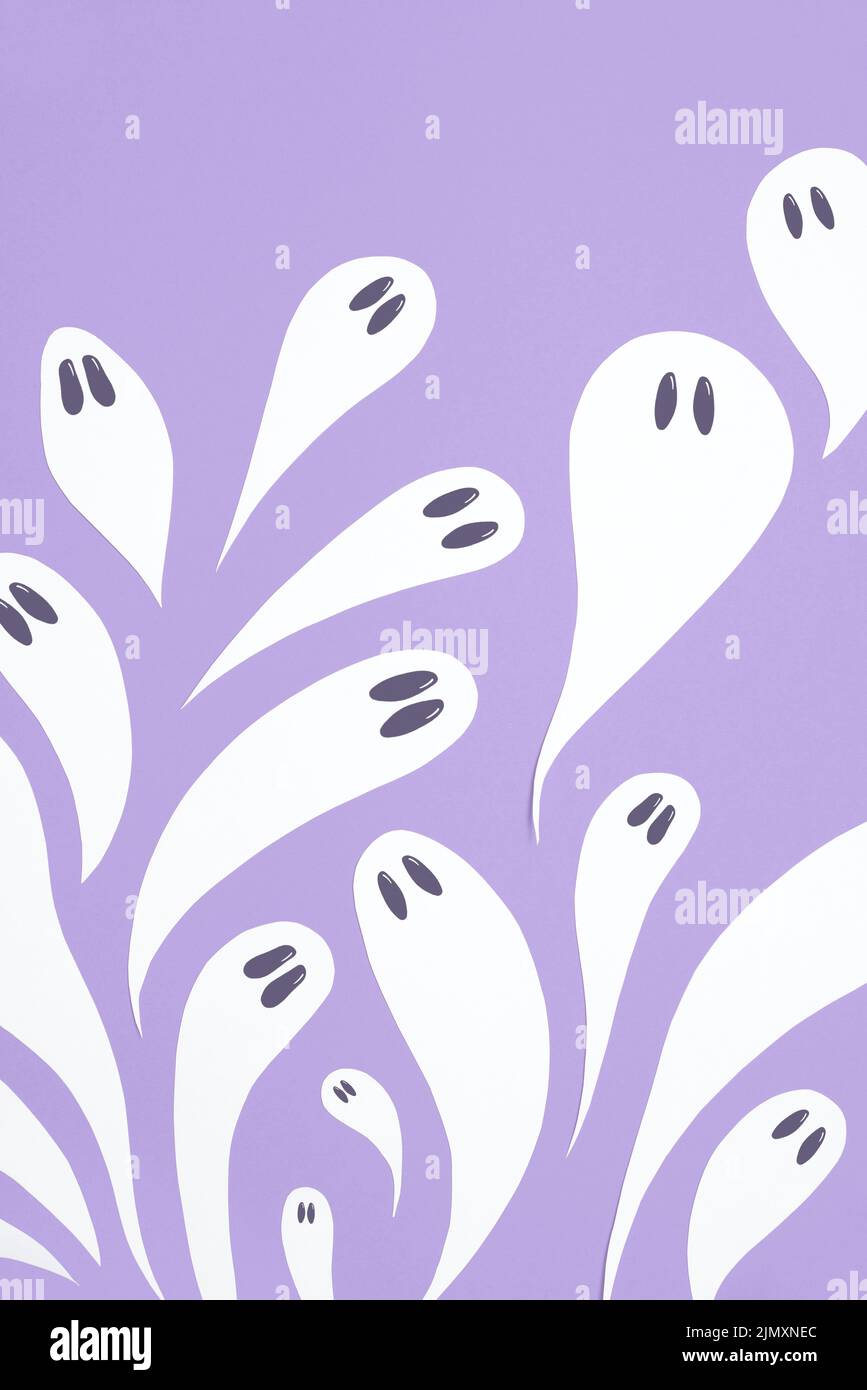 Halloween design, gruppo di simpatici fantasmi bianchi che volano su sfondo lilla, colore pastello composizione trendy. Foto Stock