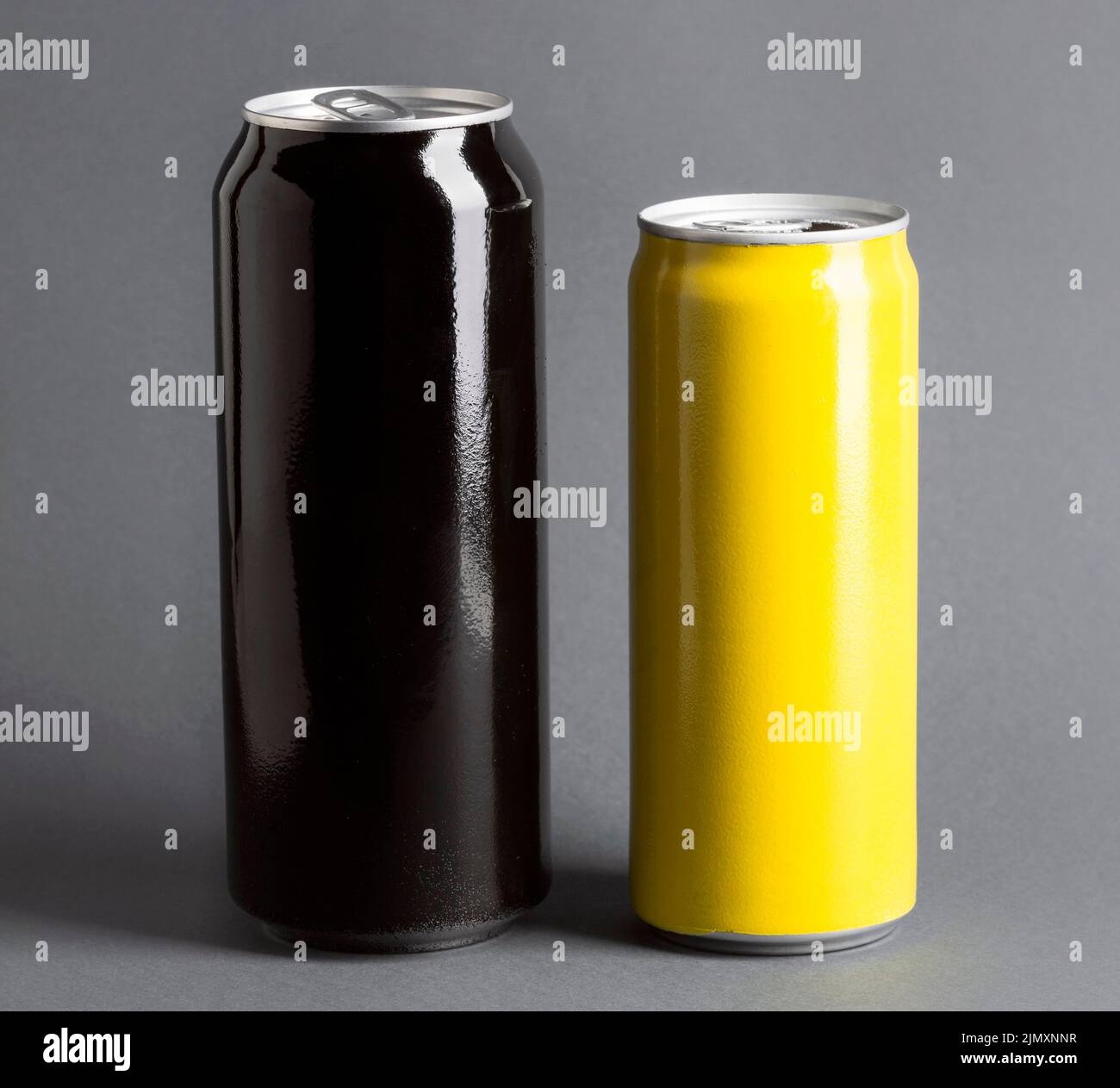 Lattine per bevande analcoliche per la vista frontale Foto Stock