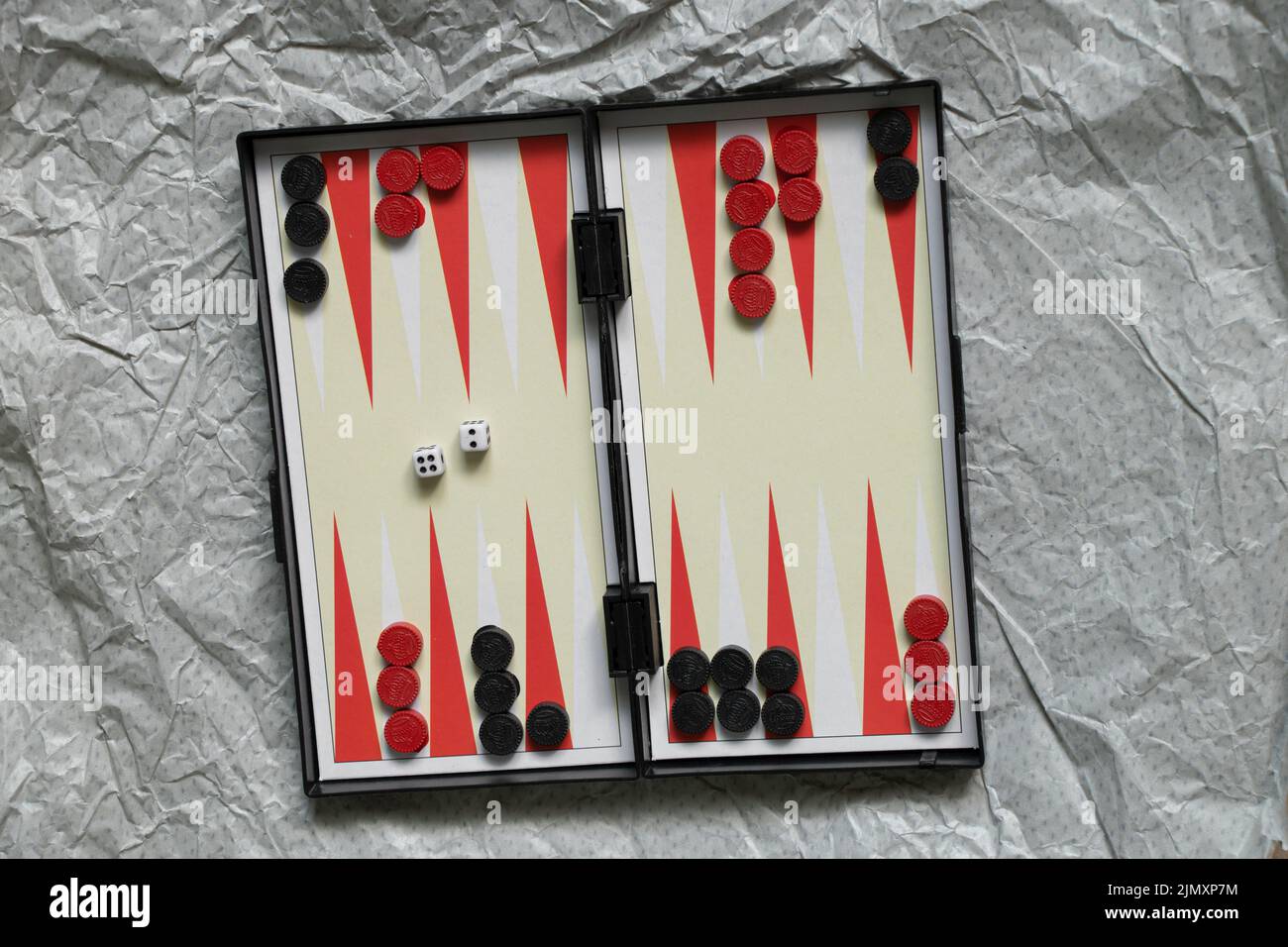 backgammon gioco di bordo si leva sulla carta sul tavolo, hobby Foto Stock