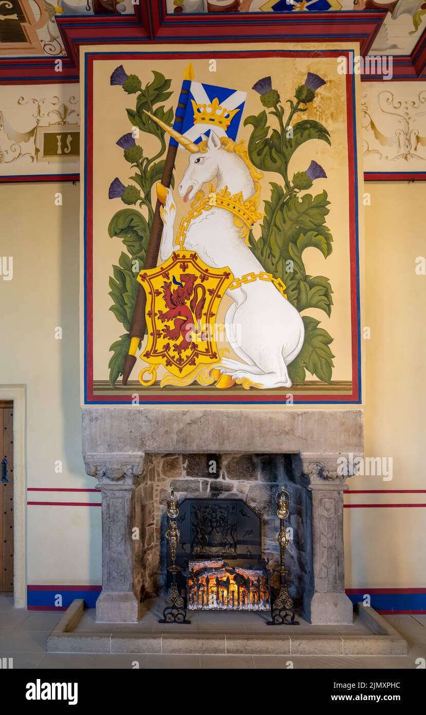 Camino restaurato con pittura unicorno in una delle camere da letto del Castello di Stirling Foto Stock