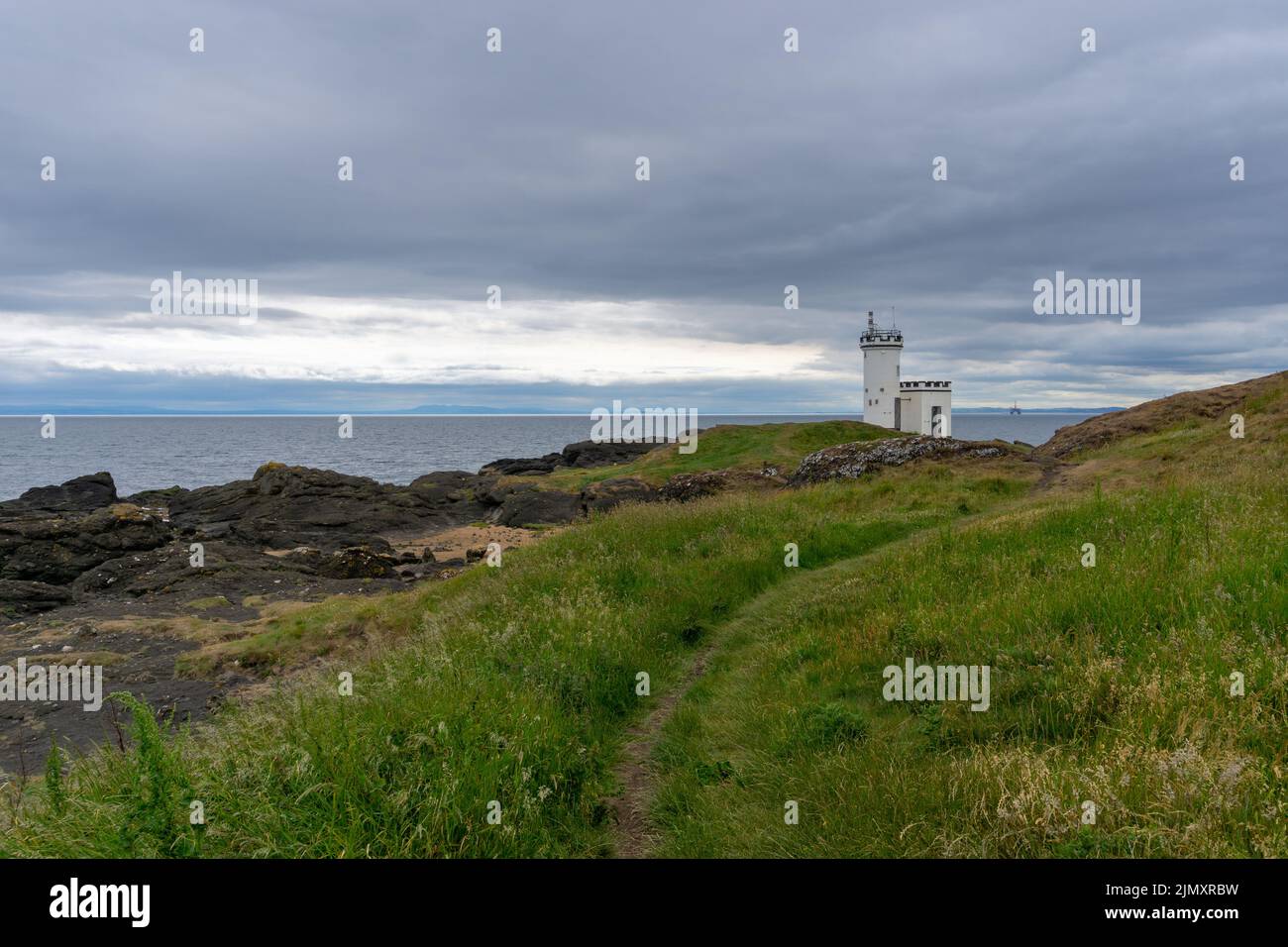 Vista del faro di Elie sul Firth of Forth in Scozia Foto Stock