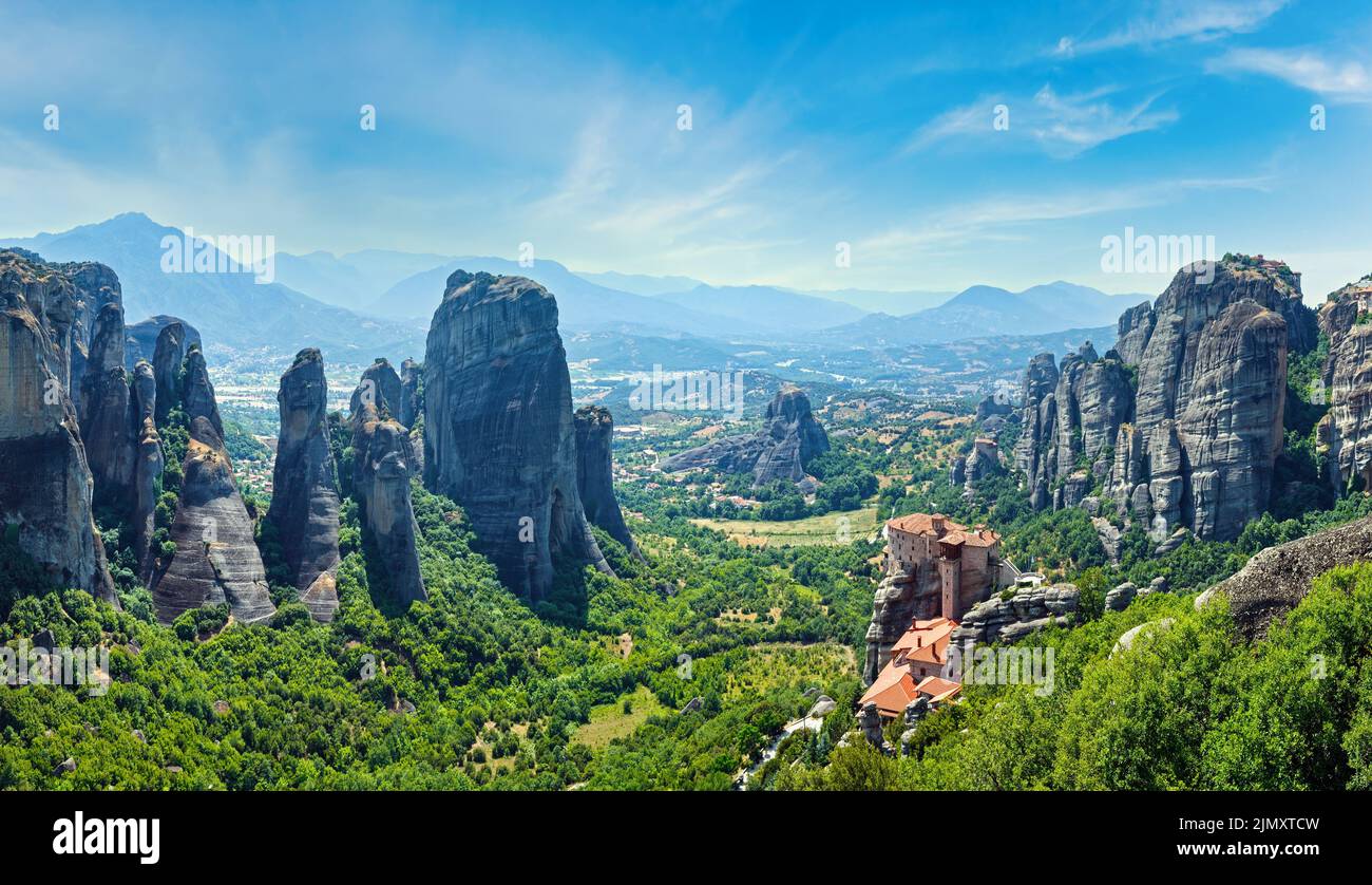 La meteora - importanti monasteri rocciosi complesso in Grecia. Panorama estivo. Foto Stock