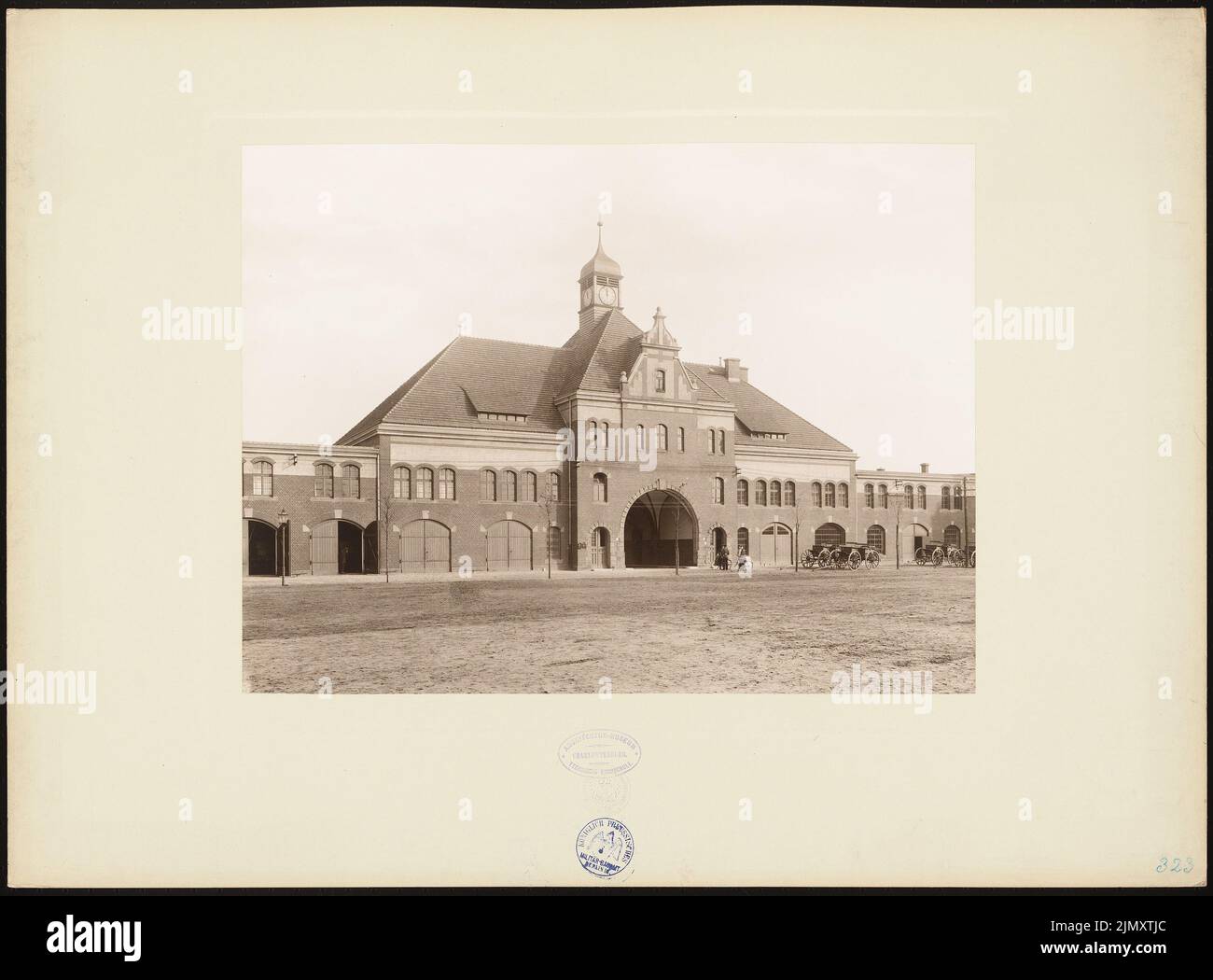 Wieczorek Josef (nato nel 1852), caserma per un battaglione telegrafo (1906): Visualizza campo veicolo camera e deposito edificio. Foto su carta, 48,7 x 65,9 cm (inclusi i bordi di scansione) Foto Stock