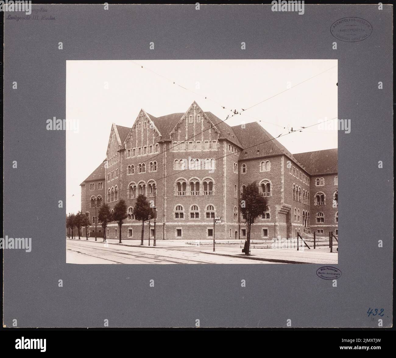Thoemer & Mönnich, Tribunale distrettuale III a Berlino-Charlottenburg, estensione (1912-1915): Vista Osnabrücker Straße / angolo di Herschelstrasse. Foto su carta, 35,1 x 42 cm (inclusi i bordi di scansione) Foto Stock