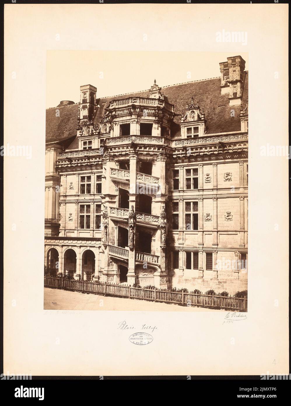 N.N., Castello, Blois (senza DAT.): Vista della scala a chiocciola nel cortile del castello. Foto su carta, 63 x 48,4 cm (inclusi i bordi di scansione) Foto Stock