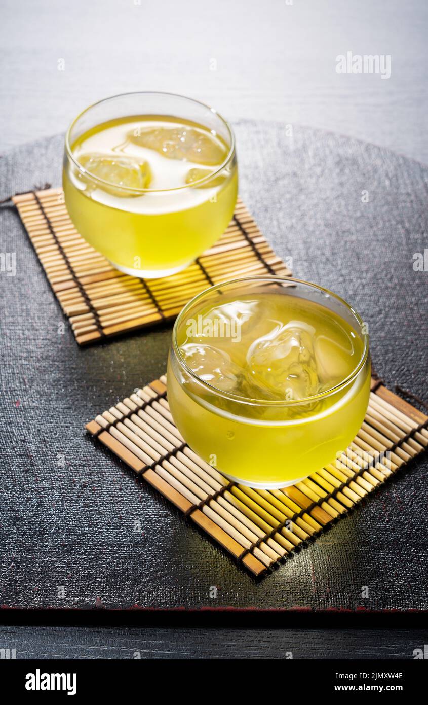 Tè verde giapponese freddo su un vassoio nero tè verde con ghiaccio. Foto Stock