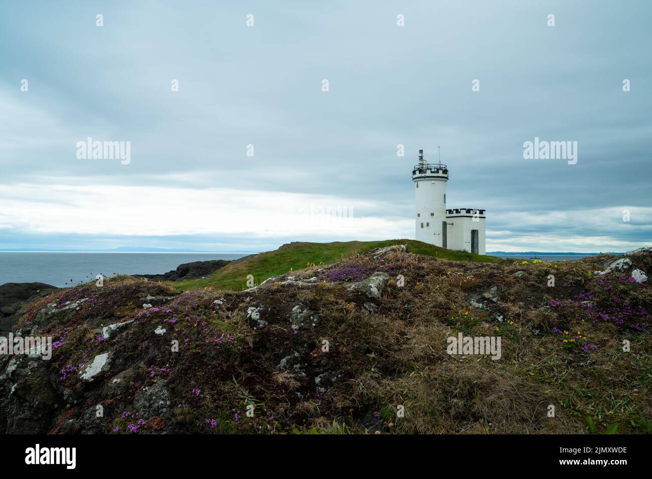 Vista del faro di Elie sul Firth of Forth in Scozia Foto Stock