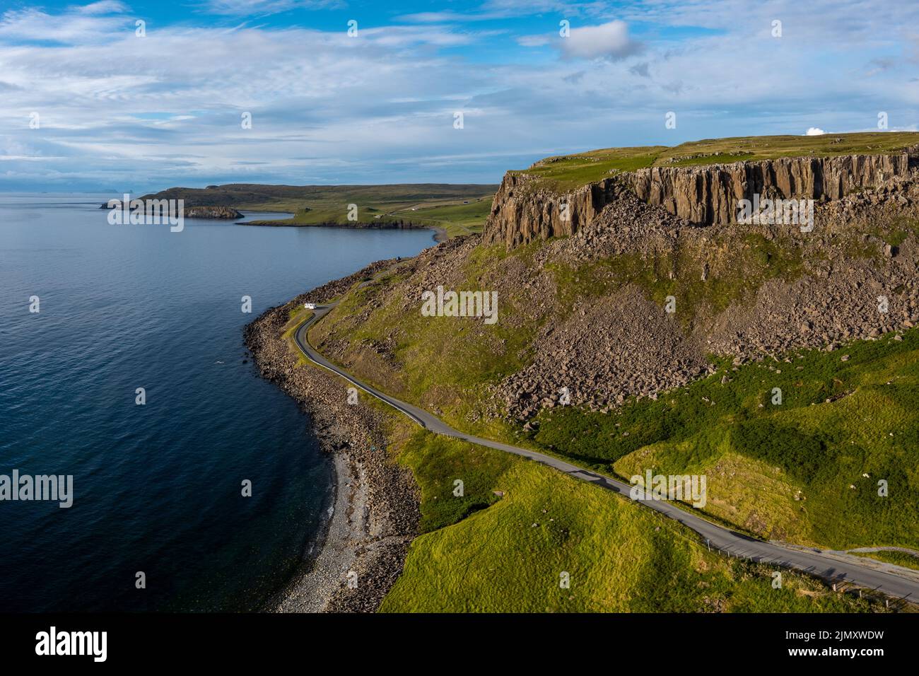 Vista della costa selvaggia e frastagliata della penisola di Trtrottnish sull'isola di Skye Foto Stock