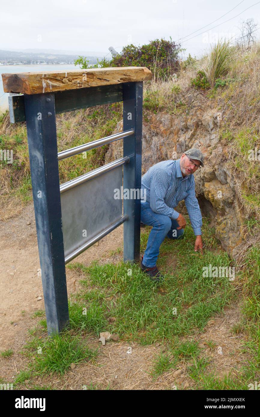 Andrew McIntyre, residente ad Adelaide in South Australia, è stato raffigurato presso il promontorio Rosetta Head sulla Encounter Bay a Victor Harbor, South Australia. Foto Stock