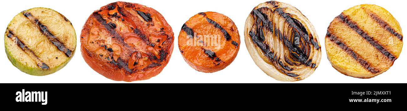 Fette di verdure grigliate isolate su sfondo bianco Foto Stock