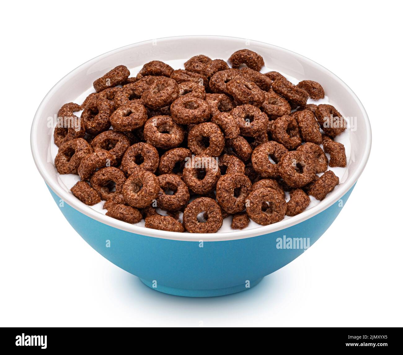 Anelli di mais al cioccolato con latte isolato su sfondo bianco Foto Stock