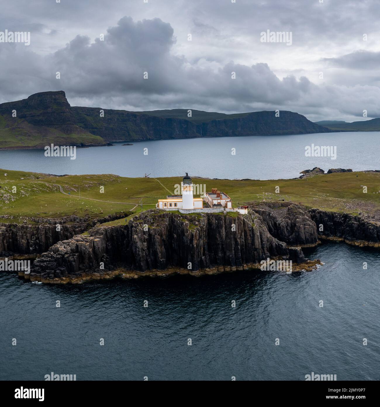 Vista sui droni del faro di Neist Point e del Minch sulla costa occidentale dell'isola di Skye Foto Stock