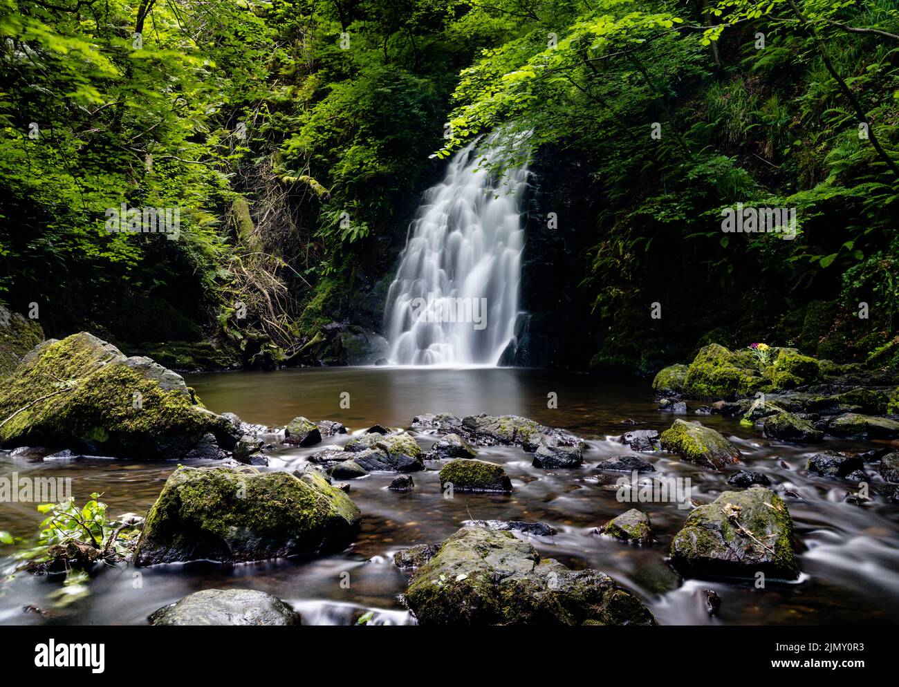 Una vista della pittoresca cascata di Gleno nelle Glens di Antrim vicino Larne Foto Stock