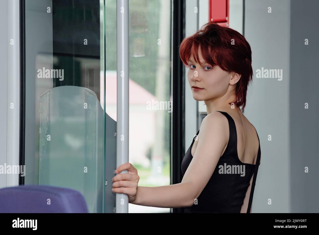 giovane donna che si prepara a scendere da un treno pendolari Foto Stock