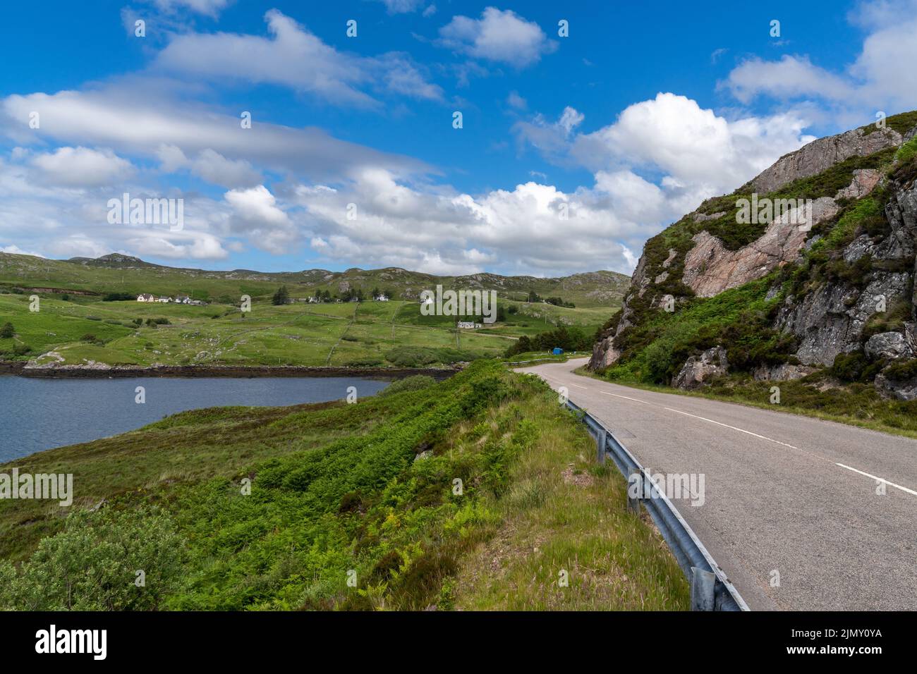 Una strada costiera che conduce lungo i primi delle Highlands nord-occidentali della Scozia Foto Stock