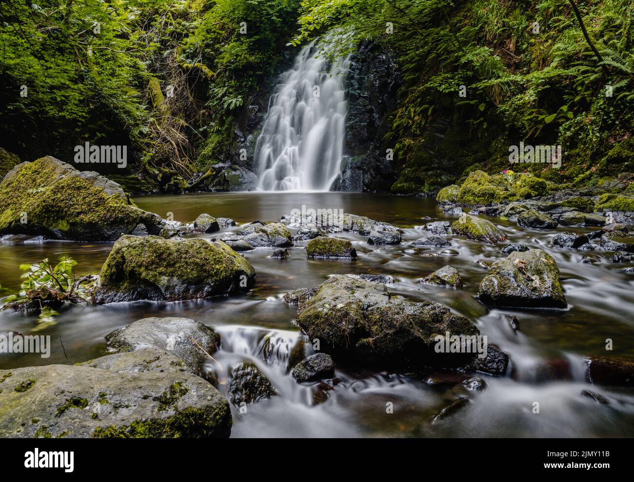 Una vista della pittoresca cascata di Gleno nelle Glens di Antrim vicino Larne Foto Stock