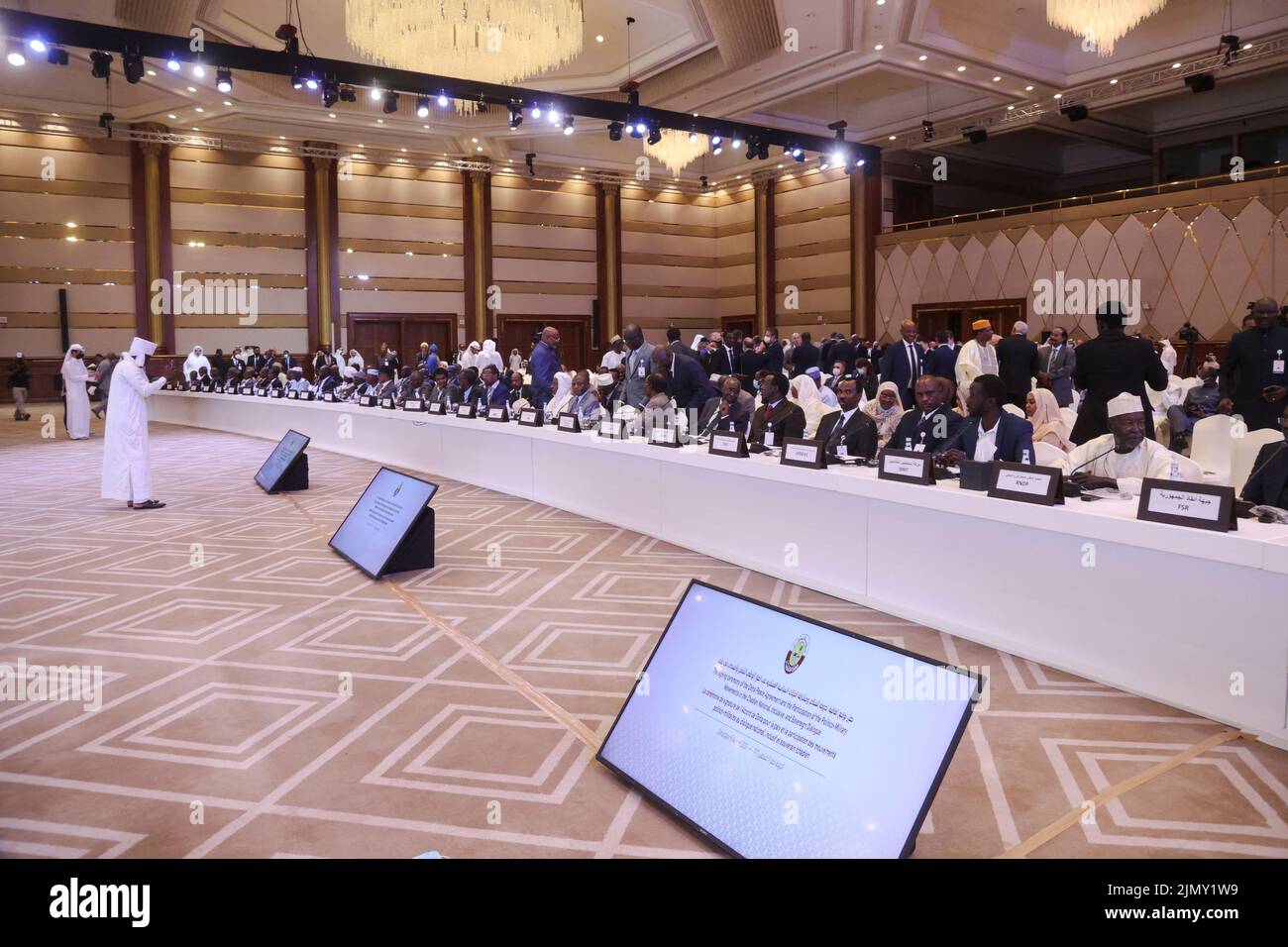Le autorità militari di transizione e i ribelli del Ciad partecipano ad un accordo per la firma di un dialogo nazionale allo Sheraton Hotel di Doha, Qatar, 8 agosto 2022. REUTERS/Ibraheem al Omari Foto Stock