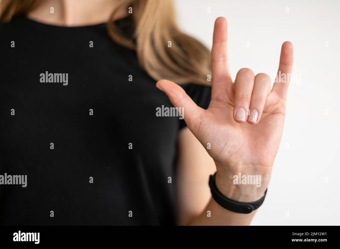 Interprete verticale che insegna la lingua dei segni Foto Stock