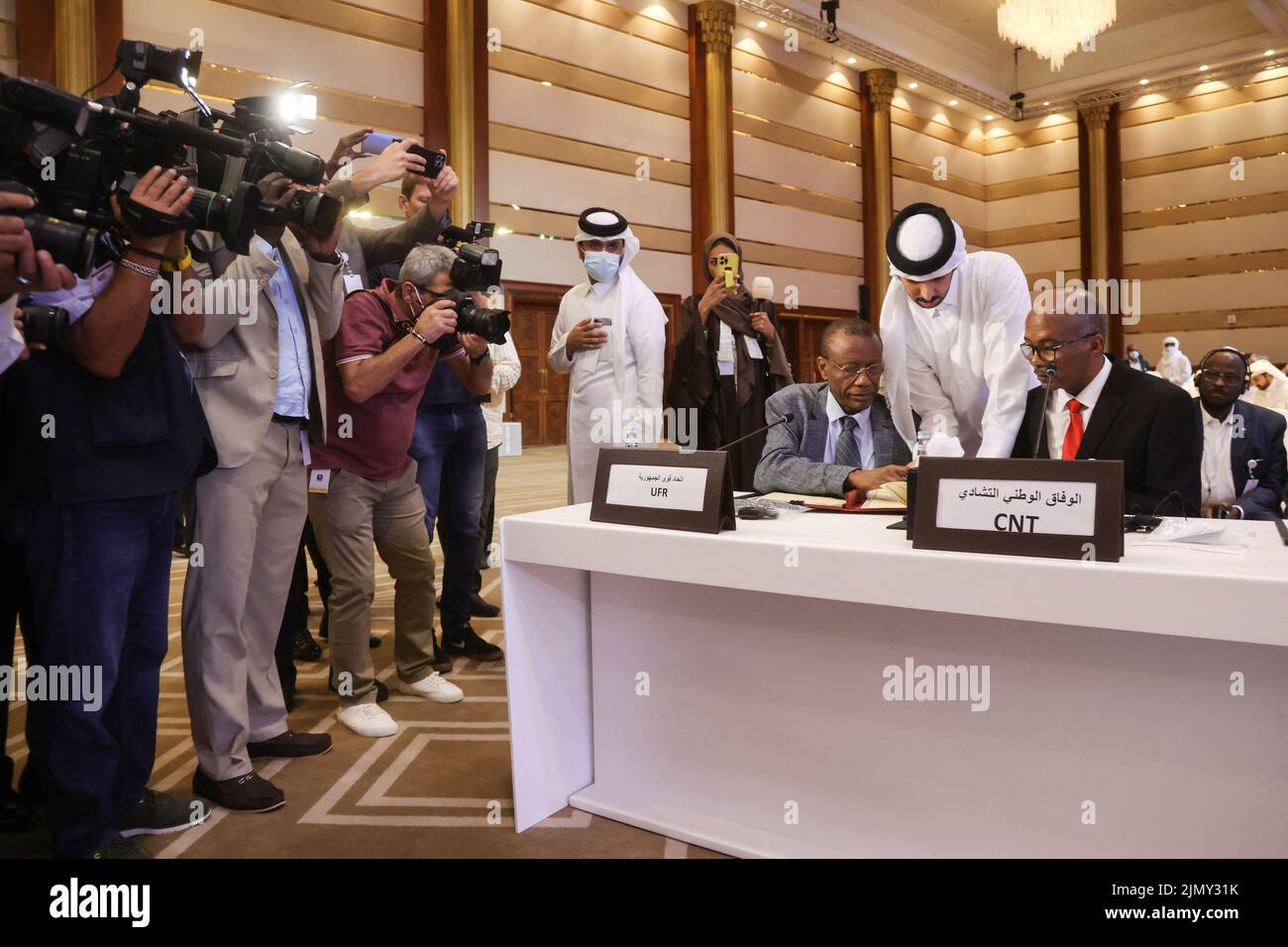 Le autorità militari di transizione e i ribelli del Ciad partecipano ad un accordo per la firma di un dialogo nazionale allo Sheraton Hotel di Doha, Qatar, 8 agosto 2022. REUTERS/Ibraheem al Omari Foto Stock