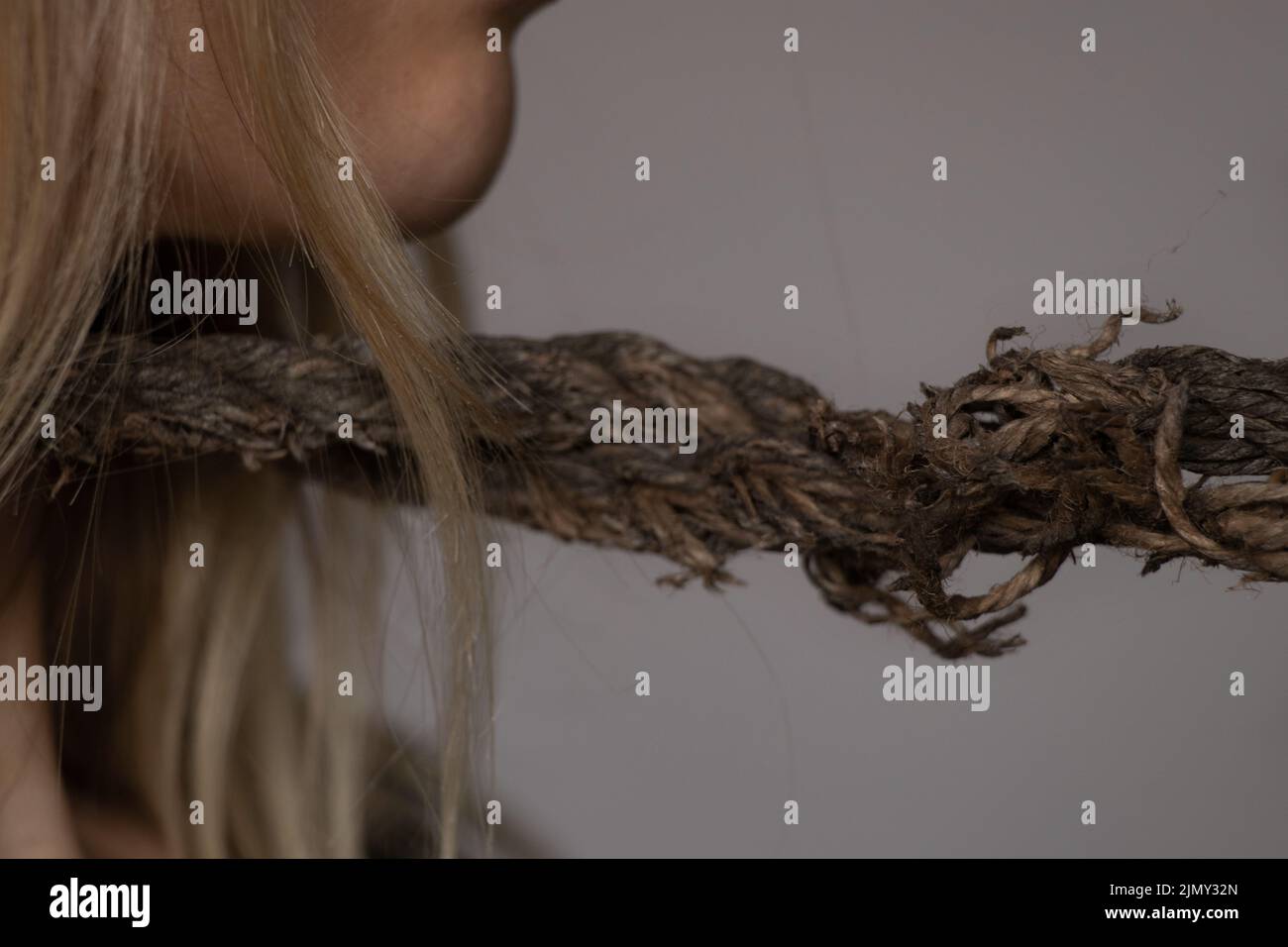 ragazza con una corda intorno al collo, traffico di esseri umani, schiavitù, potere sulle persone, una corda intorno al collo di una persona Foto Stock