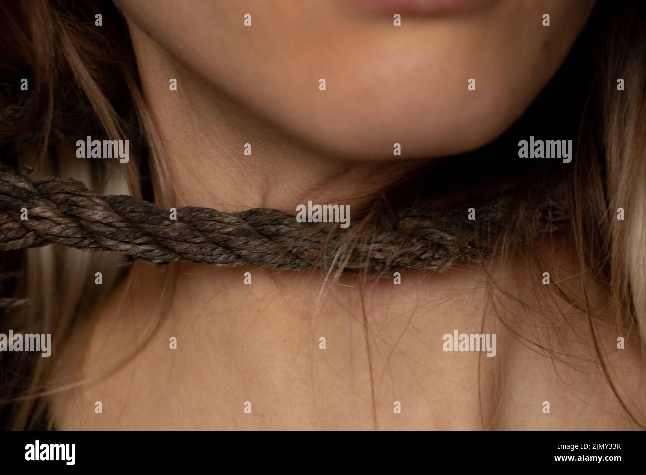 ragazza con una corda intorno al collo, traffico di esseri umani, schiavitù, potere sulle persone, una corda intorno al collo di una persona Foto Stock