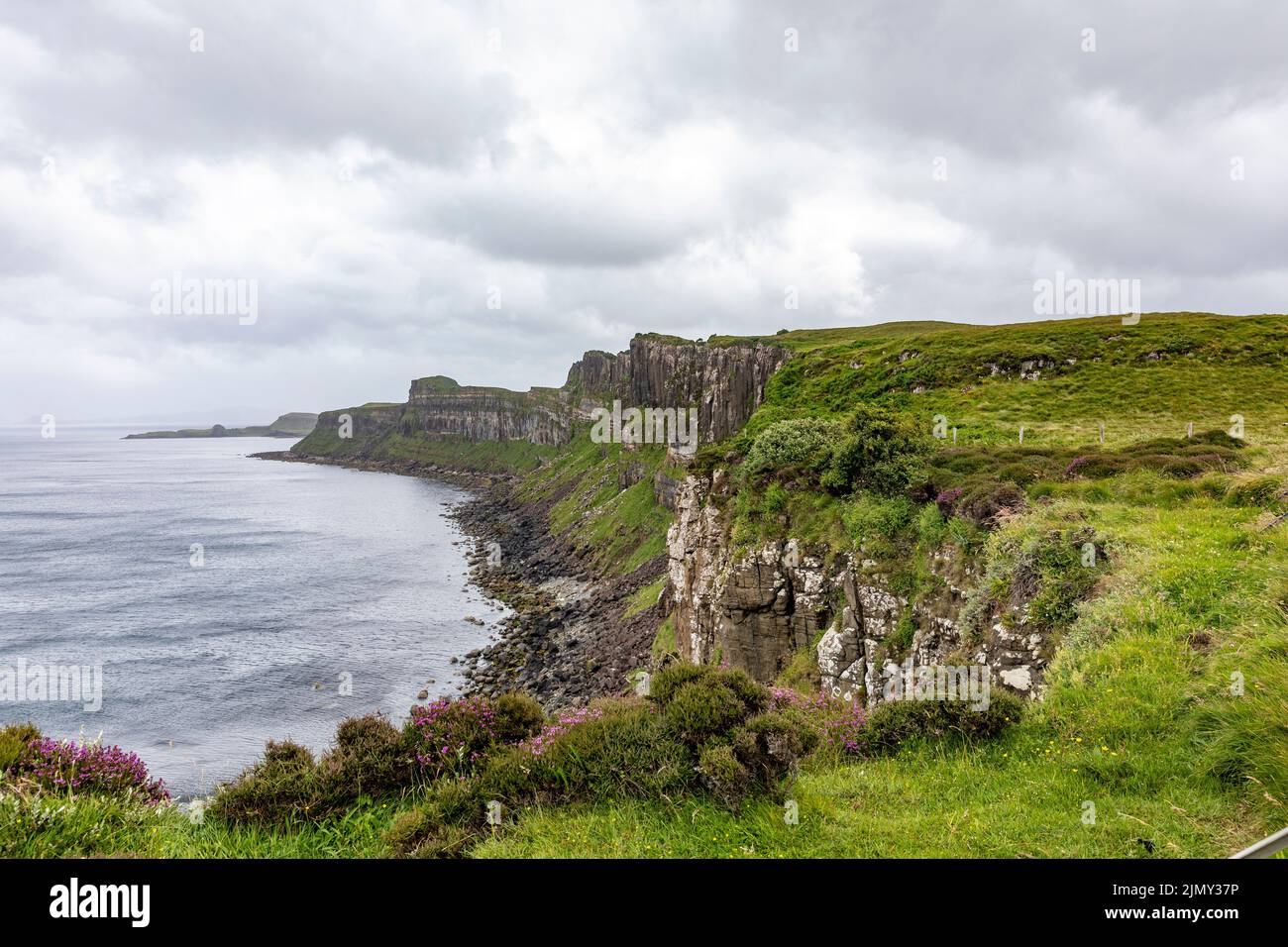 Isola di Skye, scogliere di mare vicino Kilt roccia sulla penisola di trotternish, Scozia, Regno Unito, estate 2022 Foto Stock