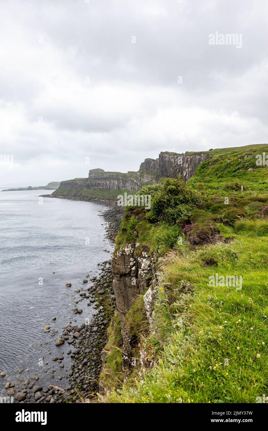 Isola di Skye, scogliere di mare vicino Kilt roccia sulla penisola di trotternish, Scozia, Regno Unito, estate 2022 Foto Stock
