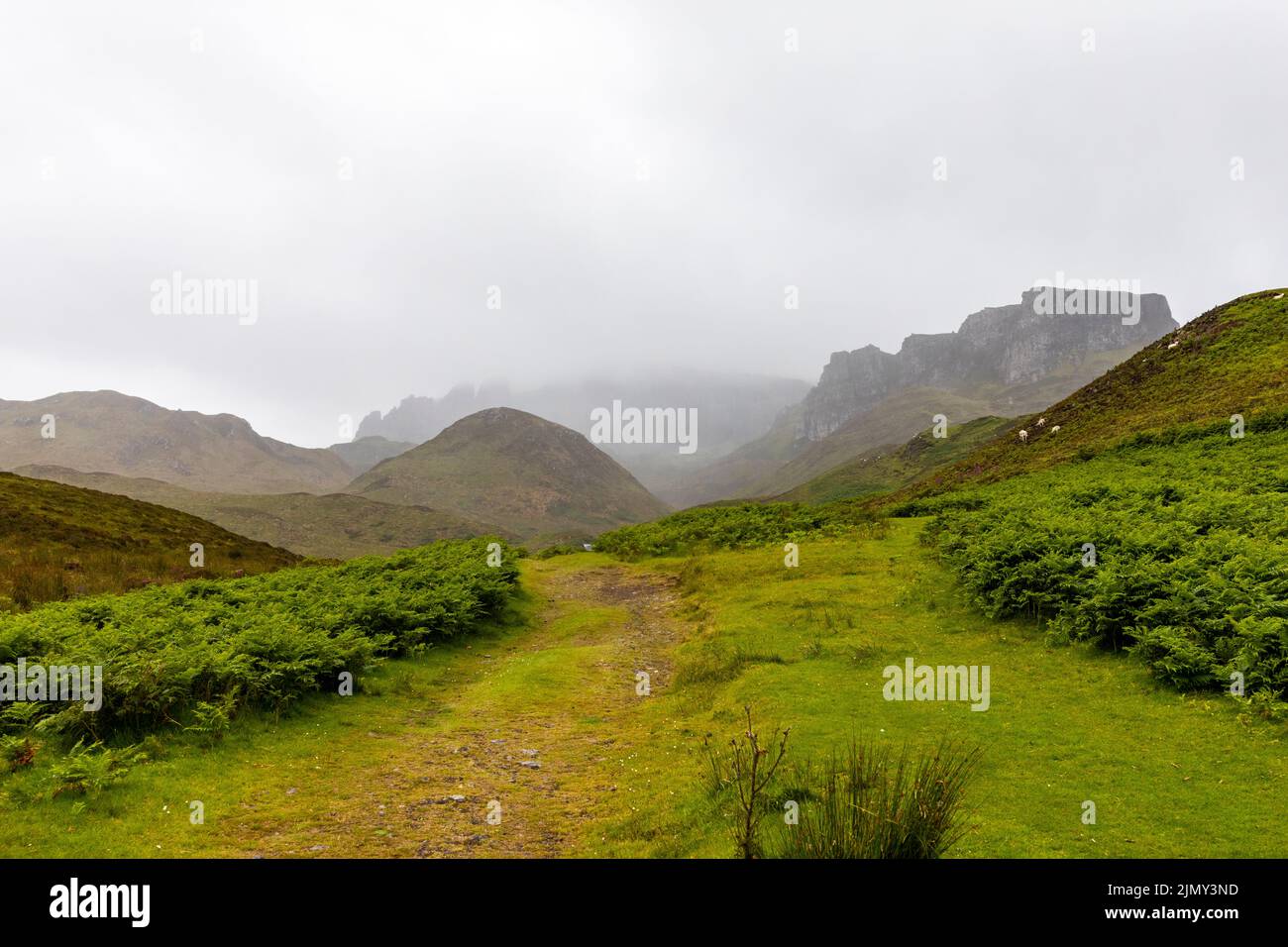 Montagne di Quiraing Isola di Skye Scozia, estate giorno 2022, con dio e nebbia sopra il paesaggio, Scozia, Regno Unito Foto Stock