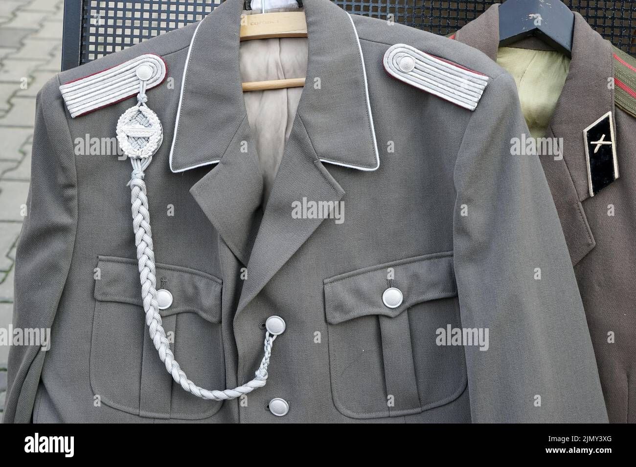 Berlino Germania, 2014. Divise della seconda guerra mondiale in vendita al Checkpoint Charlie di Berlino Foto Stock